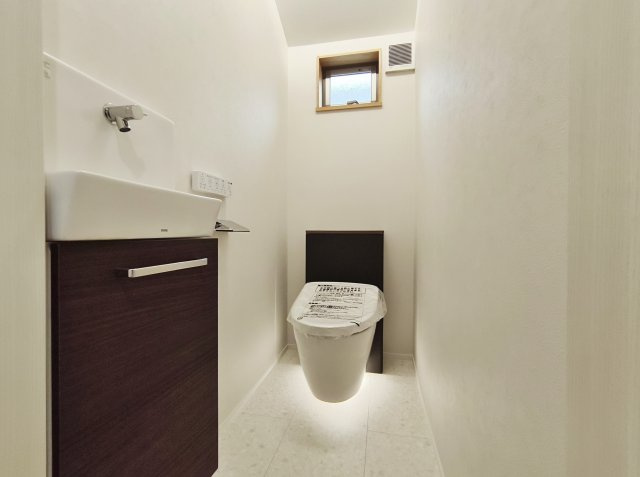 杉並区上荻3丁目 限定1棟のトイレ|トイレは1階・2階にございます
温水洗浄暖房便座機能付
2階トイレには洗面カウンター付です