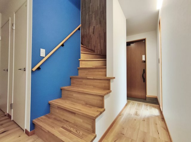 杉並区上荻3丁目 限定1棟のその他|階段の壁面にもアクセントクロスを施しました
圧迫感を軽減させ玄関ホールも開放的♪