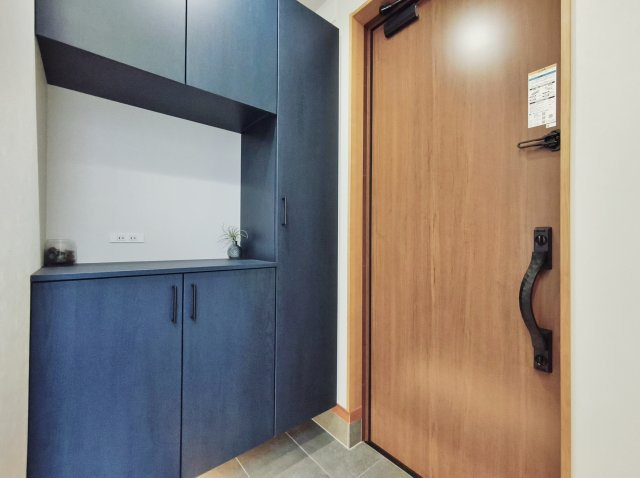 杉並区上荻3丁目 限定1棟の玄関|玄関にはご家族皆様の靴をしっかりと収納いただけるシューズボックス完備
ブルーのアクセントカラーで玄関回りもお洒落に仕上げました