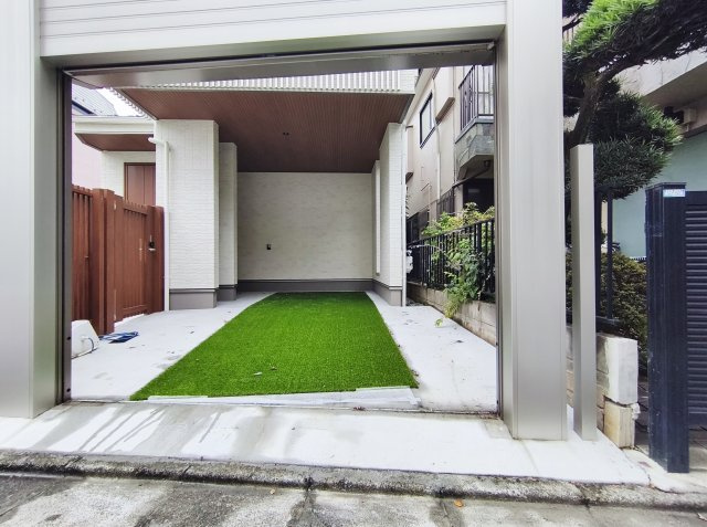 杉並区上荻3丁目 限定1棟の駐車場|電動シャッターガレージゲート
防犯面も安心です