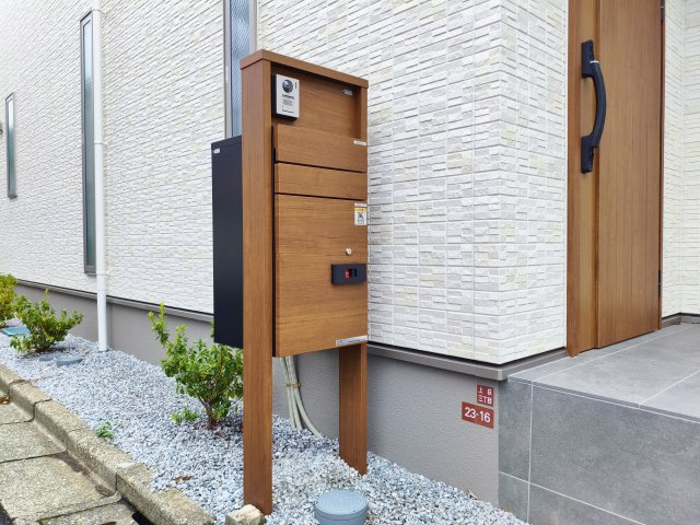 杉並区上荻3丁目 限定1棟の玄関|玄関先にはお留守の時に便利な宅配ボックスを完備いたしました
ネット注文などが増え必須の仕様設備となっております