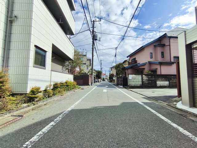 杉並区上荻3丁目 限定1棟の前面道路含む現地写真|北側約5.3ｍ公道×東側約4.0ｍ位置指定道路の開放感溢れる角地
閑静な住宅地エリアで暮らし心地の良い住環境
お買い物施設、小学校、保育施設、公園等近くに揃い便利な立地