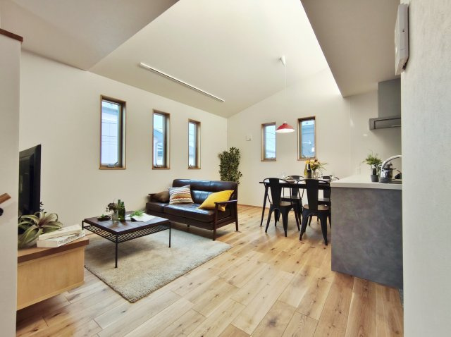 杉並区上荻3丁目 限定1棟の居間・リビング|勾配天井となっており開放感溢れるLDK
広々16.0帖でゆったりとお寛ぎいただけます
ご家族との憩いの空間は広々と設計いたしました