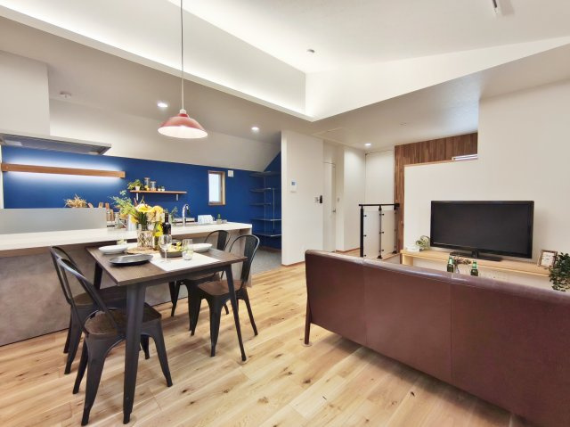 杉並区上荻3丁目 限定1棟の居間・リビング|使い勝手や暮らしやすさももちろん、スタイリッシュにかっこよく仕上げました
キッチン背面にはブルーのアクセントクロスを施しました♪♪