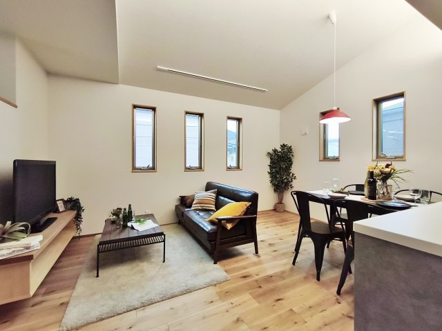 杉並区上荻3丁目 限定1棟の居間・リビング|通風・採光にも優れ、心地よい光と風があふれるリビング
LDK上部には季節物の収納にも便利な小屋裏収納を完備しております
是非現地にて実際にご見学ください♪