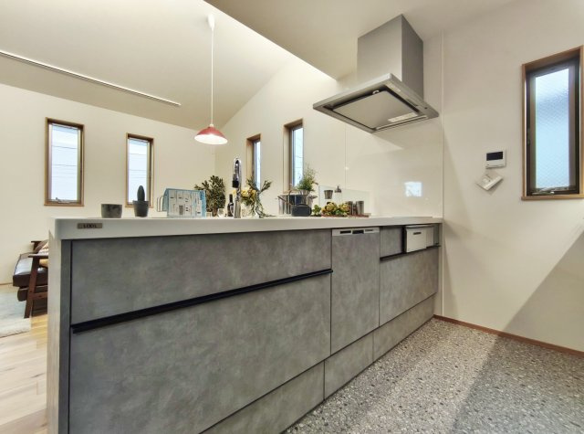 杉並区上荻3丁目 限定1棟のキッチン|お洒落で機能的なオープンキッチン
お食事の準備をしながらご家族との会話を楽しめる人気の対面式です♪♪