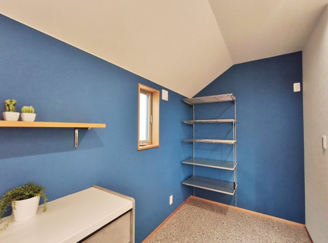 杉並区上荻3丁目 限定1棟のキッチン|キッチン横には棚を設置しパントリーとしてお使いいただけるスペースがございます