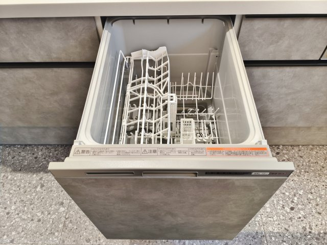 杉並区上荻3丁目 限定1棟のキッチン|食後の片づけに便利な食器洗乾燥機が標準装備です 時間が有効活用でき、節水にもなります