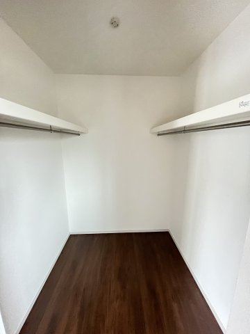【収納】 | 糟屋郡宇美町宇美中央1丁目3期　1号棟（全6棟）【仲介手数料無料・0円】 | 現地写真。ウォークインクローゼットです。