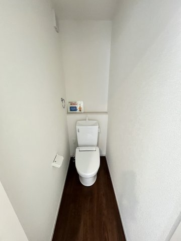 【トイレ】 | 糟屋郡宇美町宇美中央1丁目3期　1号棟（全6棟）【仲介手数料無料・0円】 | 現地写真。2階にもトイレです。