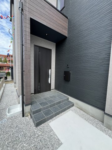 【玄関】 | 糟屋郡宇美町宇美中央1丁目3期　1号棟（全6棟）【仲介手数料無料・0円】 | 現地写真。
