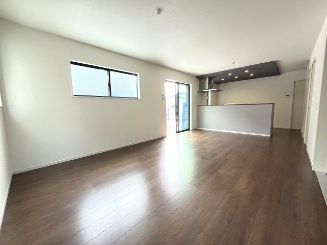 【居間・リビング】 | 糟屋郡宇美町宇美中央1丁目3期　1号棟（全6棟）【仲介手数料無料・0円】 | 現地写真。
