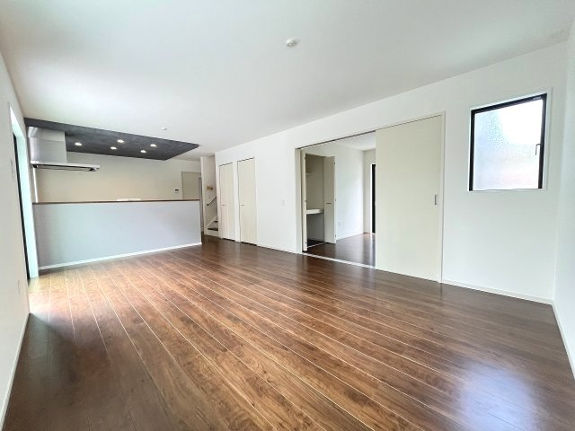 【居間・リビング】 | 糟屋郡宇美町宇美中央1丁目3期　1号棟（全6棟）【仲介手数料無料・0円】 | 現地写真。リビングです。
