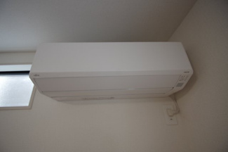 【冷暖房・空調設備】 | 【仲介手数料無料！！】日野市新町２丁目　新築戸建て（全7棟）5号棟　4880万円 | リビング内エアコン設置済み（1台）