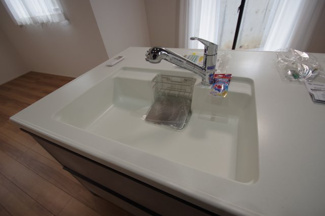 【キッチン】 | 【仲介手数料無料！！】日野市新町２丁目　新築戸建て（全7棟）5号棟　4880万円 | 浄水器付き水栓