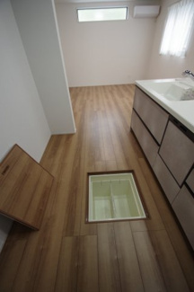 【キッチン】 | 【仲介手数料無料！！】日野市新町２丁目　新築戸建て（全7棟）5号棟　4880万円 | 床下収納