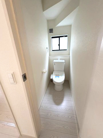 【トイレ】 | 糟屋郡宇美町宇美中央1丁目3期　2号棟（全6棟）【仲介手数料無料・0円】 | 施工例。1階のトイレです。施工例は完成時と異なる場合があります。