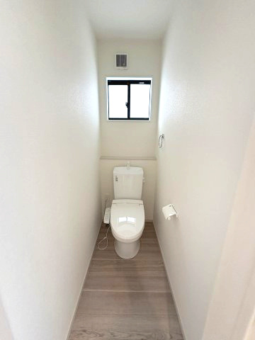 【トイレ】 | 糟屋郡宇美町宇美中央1丁目3期　2号棟（全6棟）【仲介手数料無料・0円】 | 施工例。1階のトイレです。施工例は完成時と異なる場合があります。