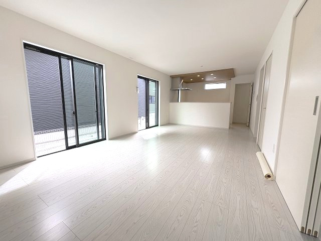 【居間・リビング】 | 糟屋郡宇美町宇美中央1丁目3期　2号棟（全6棟）【仲介手数料無料・0円】 | 現地写真。