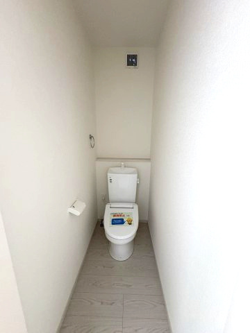 【トイレ】 | 糟屋郡宇美町宇美中央1丁目3期　2号棟（全6棟）【仲介手数料無料・0円】 | 施工例。2階にもトイレです。施工例は完成時と異なる場合があります。