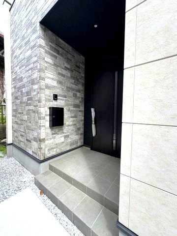 【玄関】 | 糟屋郡宇美町宇美中央1丁目3期　2号棟（全6棟）【仲介手数料無料・0円】 | 施工例。施工例は完成時と異なる場合があります。