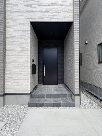 【玄関】 | 糟屋郡宇美町宇美中央1丁目3期　2号棟（全6棟）【仲介手数料無料・0円】 | 施工例。施工例は完成時と異なる場合があります。