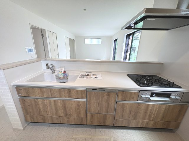 【キッチン】 | 糟屋郡宇美町宇美中央1丁目3期　2号棟（全6棟）【仲介手数料無料・0円】 | 施工例。施工例は完成時と異なる場合があります。
