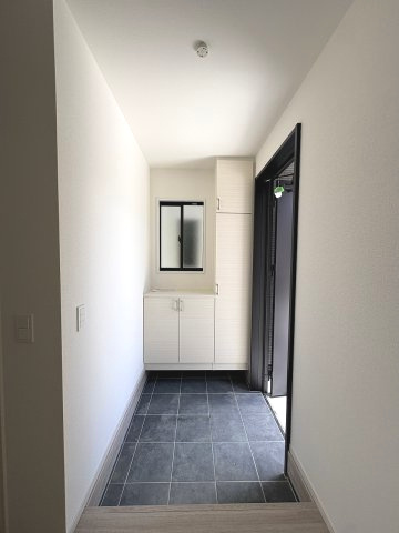 【玄関】 | 糟屋郡宇美町宇美中央1丁目3期　2号棟（全6棟）【仲介手数料無料・0円】 | 現地写真。