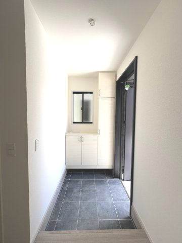 【内装】 | 糟屋郡宇美町宇美中央1丁目3期　2号棟（全6棟）【仲介手数料無料・0円】 | 施工例。リビングです。施工例は完成時と異なる場合があります。