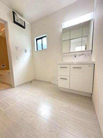 【洗面所】 | 糟屋郡宇美町宇美中央1丁目3期　2号棟（全6棟）【仲介手数料無料・0円】 | 施工例。施工例は完成時と異なる場合があります。