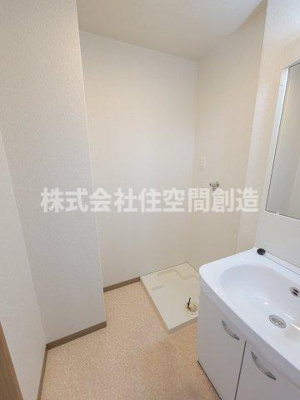 【その他】 | ロイヤルコート岡町 | 清潔感溢れる水廻り！脱衣所付きで寒い日のお着替えも安心ですね