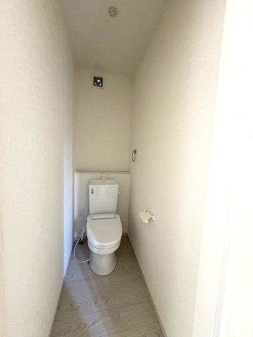 【トイレ】 | 糟屋郡宇美町宇美中央1丁目3期　号棟（全6棟）【仲介手数料無料・0円】 | 施工例。2階にもトイレです。施工例は完成時と異なる場合があります。
