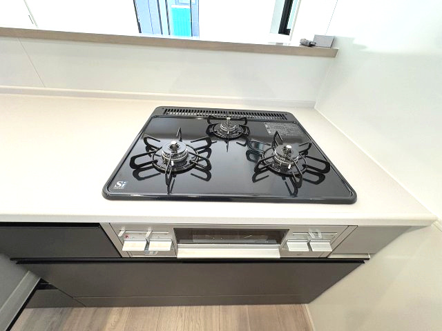 【キッチン】 | 糟屋郡宇美町宇美中央1丁目3期　号棟（全6棟）【仲介手数料無料・0円】 | 施工例。施工例は完成時と異なる場合があります。