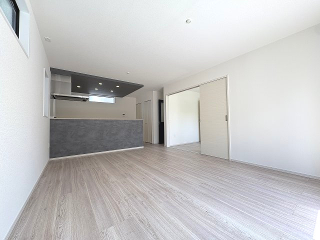 【内装】 | 糟屋郡宇美町宇美中央1丁目3期　号棟（全6棟）【仲介手数料無料・0円】 | 施工例。リビングです。施工例は完成時と異なる場合があります。