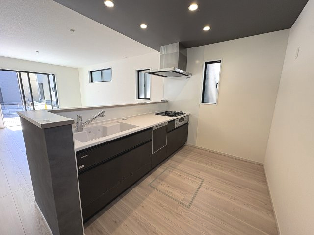 【キッチン】 | 糟屋郡宇美町宇美中央1丁目3期　号棟（全6棟）【仲介手数料無料・0円】 | 施工例。施工例は完成時と異なる場合があります。