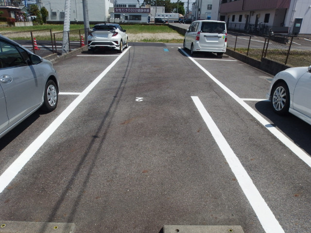 ファミール足鹿の駐車場