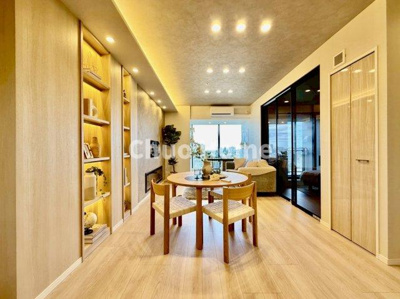 【居間・リビング】 | シティタワーズ豊洲 ザ・ツインノースタワー | 【リビングダイニング】一日の中で多くの時間を過すことになるリビングダイニングだからこそ、いつも穏やかな空間であることが必然。爽やかな通風と採光を存分に感じる事が出来る空間です。