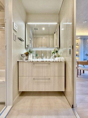 【独立洗面台】 | シティタワーズ豊洲 ザ・ツインノースタワー | 【洗面化粧台】洗面化粧台には三面鏡を採用。身だしなみを整えやすい事はもちろんですが、鏡の後ろに収納スペースを設ける事により、散らかりやすい洗面スペースをすっきりさせる事が出来るのも嬉しいですね