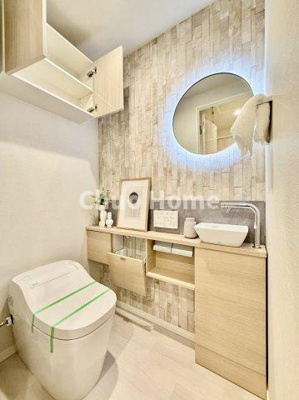 【トイレ】 | シティタワーズ豊洲 ザ・ツインノースタワー | 【トイレ】 収納スペースをしっかりと確保した温水洗浄便座機能付きトイレ。温水洗浄便座は清潔にお使いいただくための大切なアイテムです。