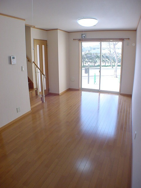 市川ガーデンヴィラBの居間・リビング