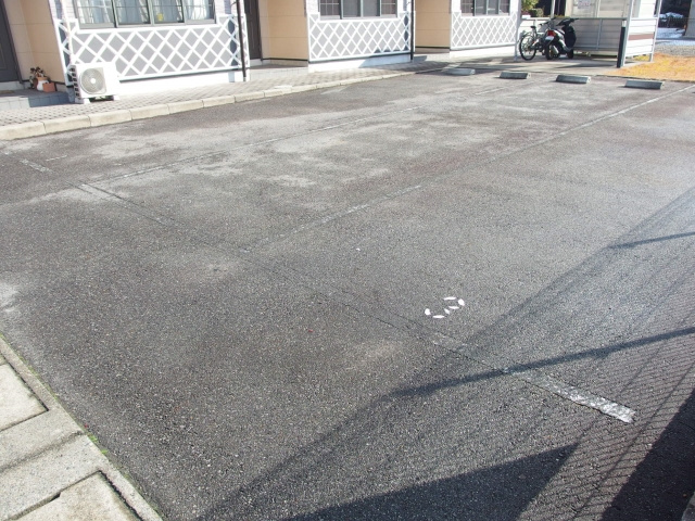 フレシール雅の駐車場