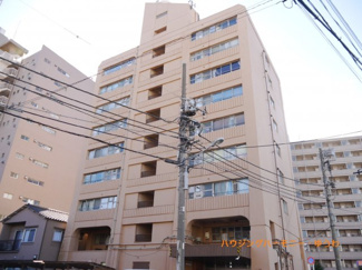 【外観】 | モダンでスタイリッシュな印象を与えるベージュを基調とした外観。