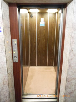 【その他共用部分】 | 階段移動の手間を省く現代の必需設備です。