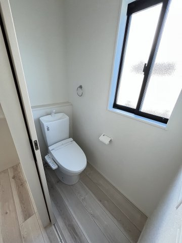 【トイレ】 | 糟屋郡宇美町宇美中央1丁目3期　4号棟（全6棟）【仲介手数料無料・0円】 | 施工例。1階のトイレです。施工例は完成時と異なる場合があります。