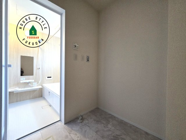 福津市西福間3丁目第1-2棟（1号棟）の内観：施工例|ゆとりの洗面スペースで朝の身支度もスムーズに。暮らしを快適に変えるシャワー付洗面台です！