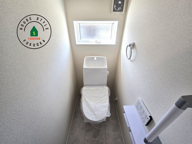 福津市西福間3丁目第1-2棟（1号棟）の内観：施工例|温水洗浄便座を完備しております。2ヶ所にトイレがあるのは朝の慌ただしい時間も安心です。