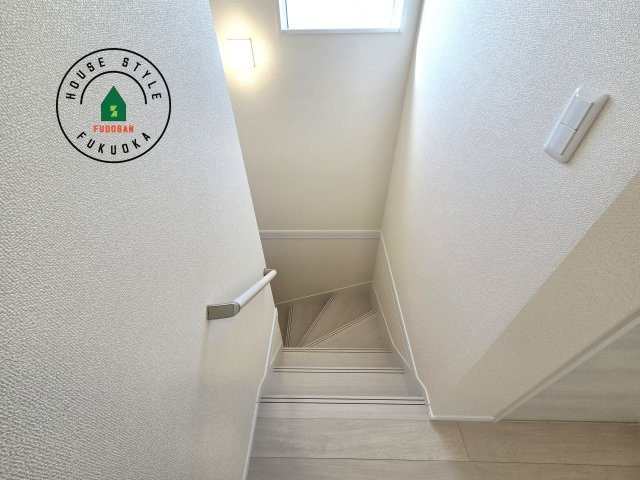 福津市西福間3丁目第1-2棟（1号棟）の内観：施工例|＜手すり付階段＞手すりがないと階段の昇り降りで危険なことはもちろん、壁に手をつきながら歩くことで壁紙が汚れやすくなります。すべての方に快適に昇り降りしていただくため、手すりを設置しました。
