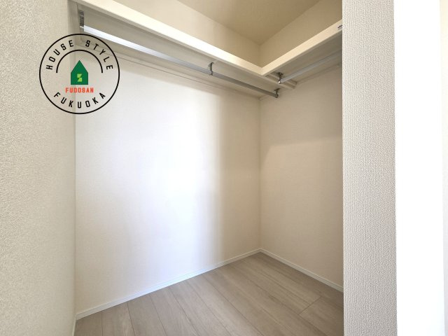 福津市西福間3丁目第1-2棟（1号棟）の内観：施工例|洋服や大きな荷物が多い方や人数の多いご家族などは、一般的なクローゼットよりもウォークインクローゼットのほうが使い勝手が良いです。