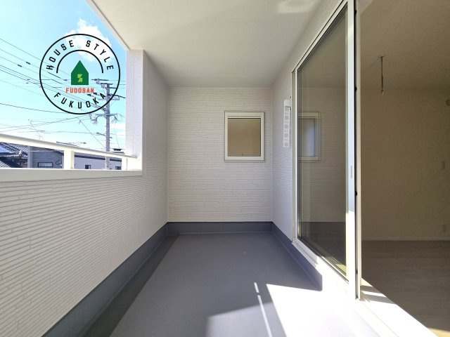 福津市西福間3丁目第1-2棟（1号棟）の外観：施工例|風をしっかりと感じられるバルコニーでは、毎日が洗濯日和です。広々としているので洗濯も楽しくなるでしょうし、気分転換にバルコニーからの眺めを楽しむのもいいでしょう。