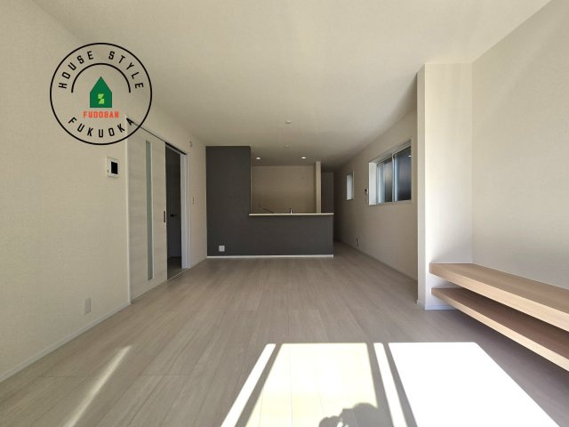 福津市西福間3丁目第1-2棟（1号棟）の内観：施工例|キッチンからリビングをしっかり確認できます。家族の笑顔があふれる空間になりそうですね。